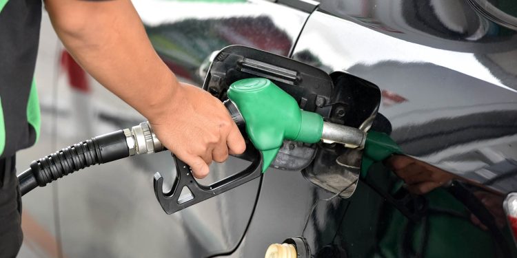 Gobierno congela precio de todos los combustibles