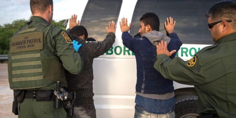 Estados Unidos captura miles migrantes tratan cruzar sus fronteras