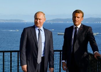 Macron le dice a Putin estar cometiendo “grave error”