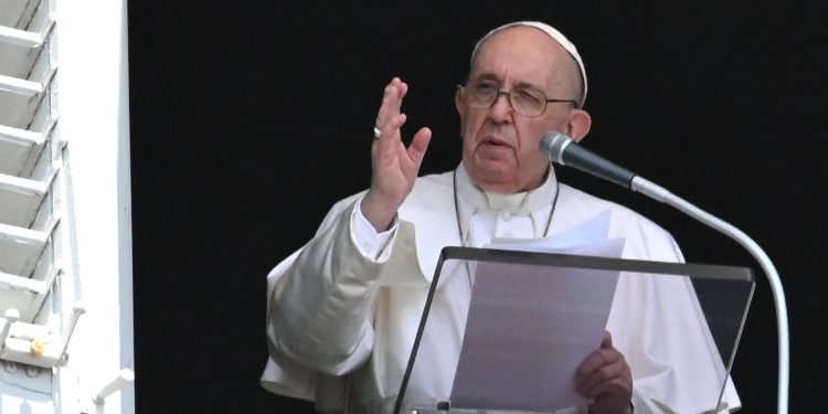 Papa pide “acompañar” a todos los ucranianos que sufren los bombardeos