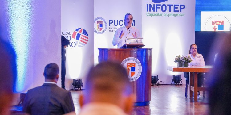 Presidente califica de proyecto educativo revolucionario acuerdo INFOTEP, PUCMM y Domínico Americano