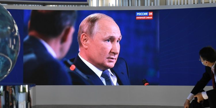 Putin recibe apoyo rusos; prosigue ataque Ucrania