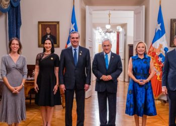 Presidente Abinader y primera dama son recibidos con honores en el Palacio de La Moneda