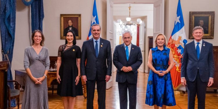 Presidente Abinader y primera dama son recibidos con honores en el Palacio de La Moneda