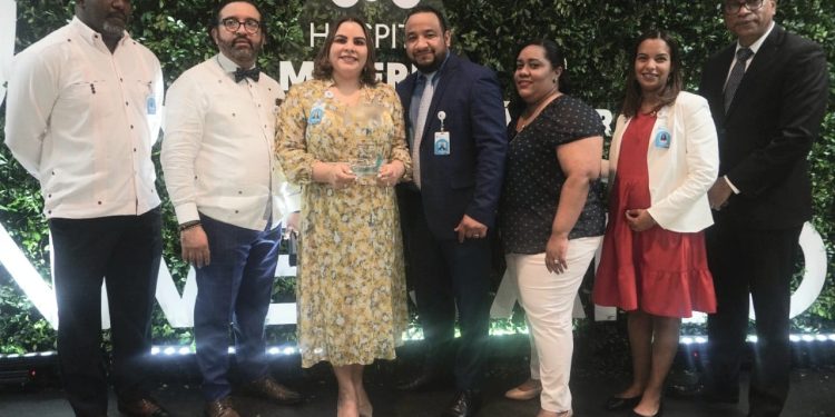 32 colaboradores del Hospital Materno Dr. Reynaldo Almànzar fueron reconocidos en 9no aniversario