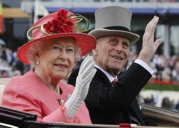 Reina Isabel asiste a su primer acto público tras superar COVID-19