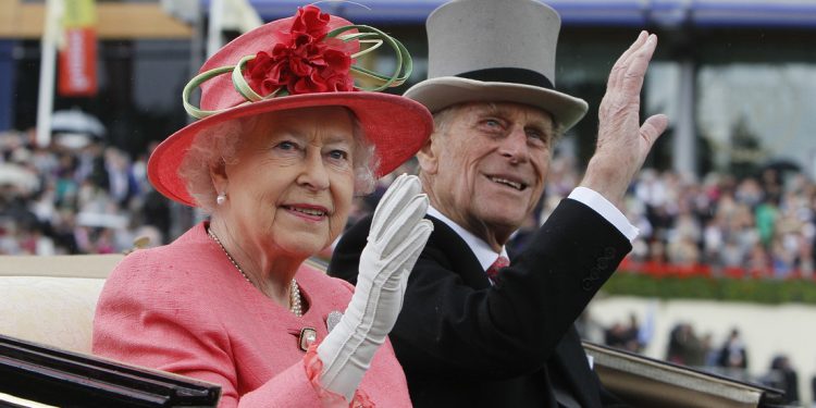 Reina Isabel asiste a su primer acto público tras superar COVID-19