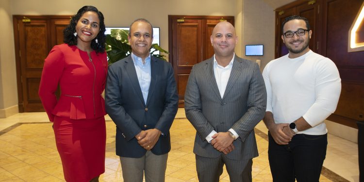 Hacia el éxito con magistral charla motivacional orientado para emprendedores