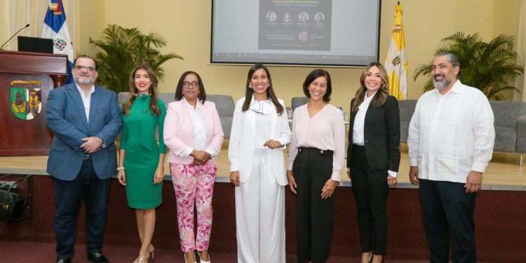 La Facultad de Ciencias Sociales y de la Comunicación, a través de su Escuela de Comunicación Social de la (UCSD), realizó el panel Comunicación Organizacional: lo que demanda el Mercado Dominicano