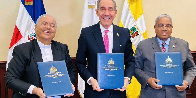 MESCYT suscribe convenio para impulsar a estudiantes de escasos recursos a concluir sus estudios de grado