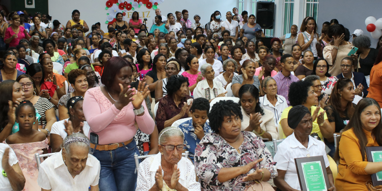 Alcaldía de Monte Plata entrega más de 300 regalos en evento Madres Ejemplares 2022
