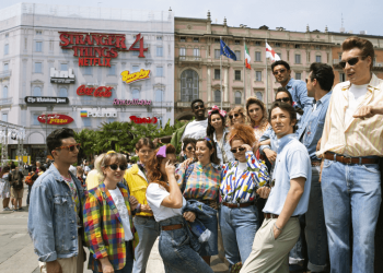 Stranger Things de Netflix regresa llevando a toda una plaza de Milán a los años 80