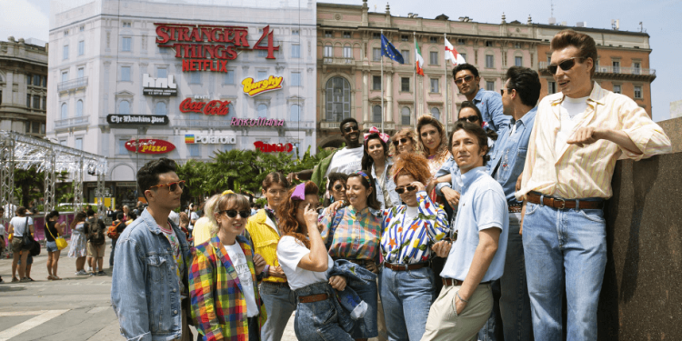 Stranger Things de Netflix regresa llevando a toda una plaza de Milán a los años 80