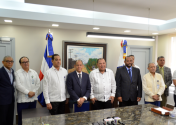 Bienes Nacionales recibe títulos de propiedad del Palacio Nacional y DNI