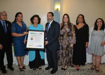Milqueya Portes recibe reconocimiento Club Rotario Santo Domingo Bella Vista