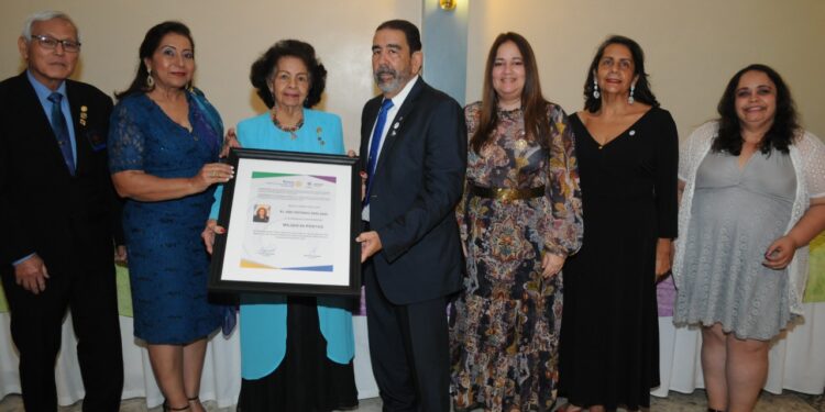 Milqueya Portes recibe reconocimiento Club Rotario Santo Domingo Bella Vista