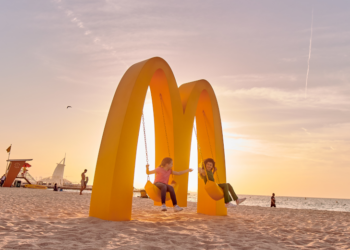 McDonald’s en Dubai convierte sus Arcos Dorados en columpios para celebrar los momentos felices