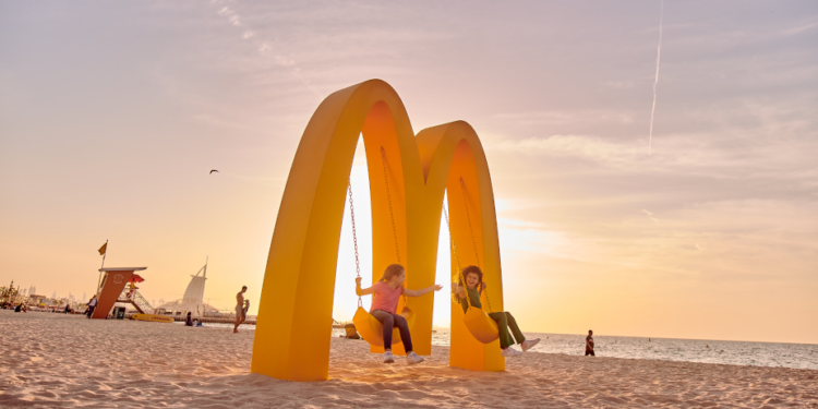 McDonald’s en Dubai convierte sus Arcos Dorados en columpios para celebrar los momentos felices