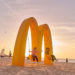 McDonald’s en Dubai convierte sus Arcos Dorados en columpios para celebrar los momentos felices