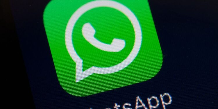 WhatsApp ahora te permite usar cualquier emoji como reacción