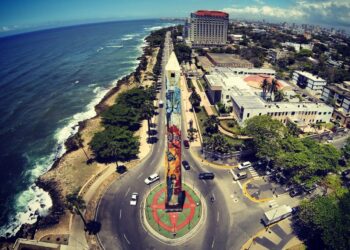 Los medios dominicanos carecen de periodistas especializados que comuniquen la transición energética, según estudio inédito