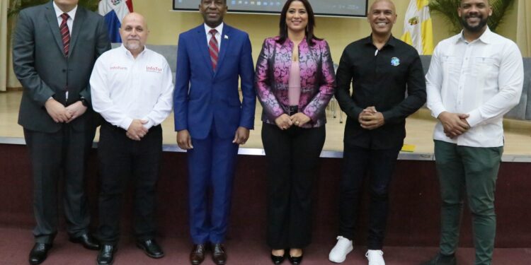 La Facultad Ciencias Económicas y Administrativas, a través de su Escuela de Administración Turística de la UCSD realizó el panel “Emprendimiento de la prensa turística y su importancia para el sector turismo en la República Dominicana”