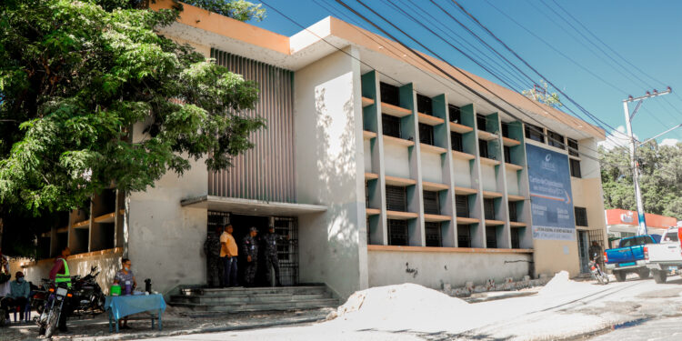 Director de Bienes Nacionales y CEA ordena readecuación de edificación del INPOSDOM en Barahona