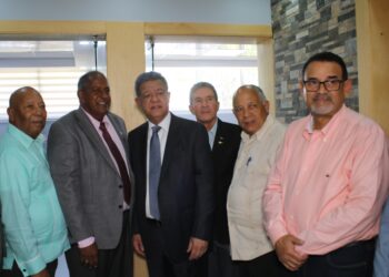 Anadegas y Leonel Fernández realizan encuentro