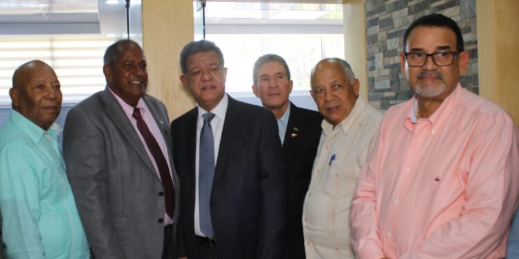 Anadegas y Leonel Fernández realizan encuentro