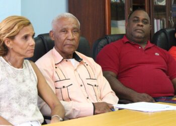 Acusan funcionarios del gobierno y policías de afectar empresa de pescadores de anguilas en Puerto Plata