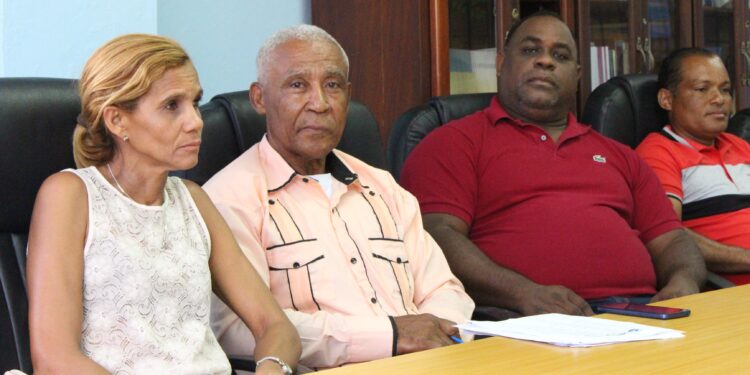 Acusan funcionarios del gobierno y policías de afectar empresa de pescadores de anguilas en Puerto Plata