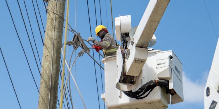 BRIGADAS DE ETED REALIZARÁN MANTENIMIENTO EN LÍNEA 69 KV VILLA DUARTE-INVIVIENDA