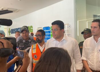 Ministro de Turismo y director de la Defensa Civil asisten a turistas accidentados en Bávaro