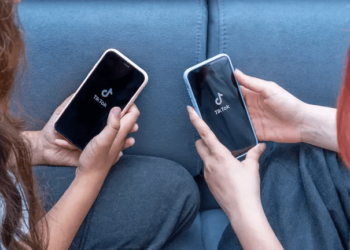 Un estudio revela que los niños se despiertan en mitad de la noche para comprobar las notificaciones de su teléfono