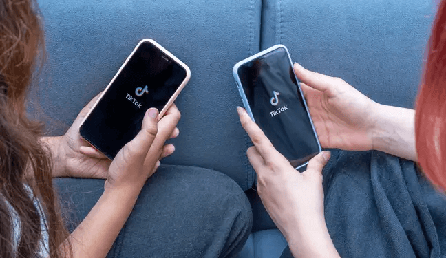 Un estudio revela que los niños se despiertan en mitad de la noche para comprobar las notificaciones de su teléfono