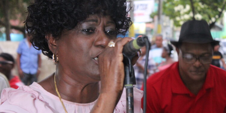 Sonia Cabral pone a bailar “Son” a cientos en parque de Villa Mella