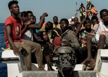 Impresionantes imágenes muestran a tres migrantes que viajaron 11 días en la pala del timón de un petrolero para llegar a España.