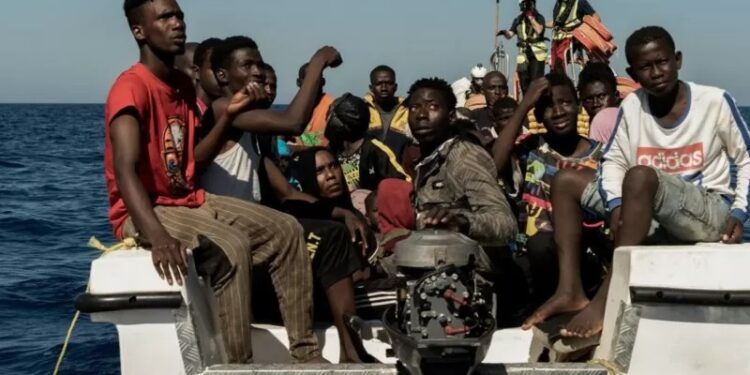 Impresionantes imágenes muestran a tres migrantes que viajaron 11 días en la pala del timón de un petrolero para llegar a España.