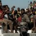 Impresionantes imágenes muestran a tres migrantes que viajaron 11 días en la pala del timón de un petrolero para llegar a España.