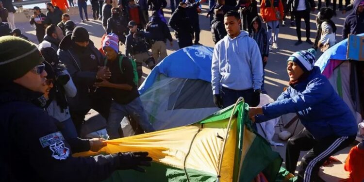Desalojan el campamento improvisado en Ciudad Juárez en el que migrantes venezolanos llevaban mas de un mes esperando cruzar a EE.UU.