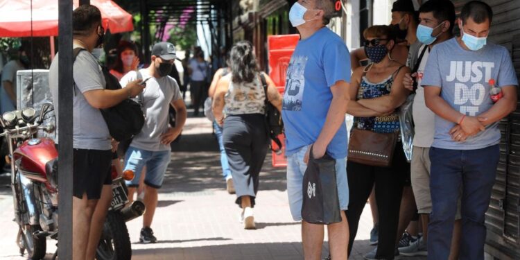 Detectan aumento de contagios por coronavirus en Argentina y recomienda vacunarse