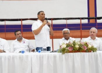 Senador Antonio Taveras Guzmán saluda entrega de títulos a residentes en sectores de la provincia Santo Domingo