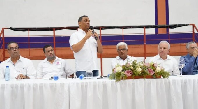 Senador Antonio Taveras Guzmán saluda entrega de títulos a residentes en sectores de la provincia Santo Domingo