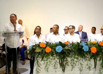 Maximín pasa al PRM por la reelección de Abinader