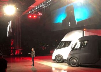Elon Musk, CEO de Tesla, inicia las primeras entregas de camiones Semi