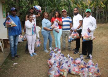 Directora regional de Gestión Social Gubernamental lleva ayuda a la comunidad de Hondo Valle