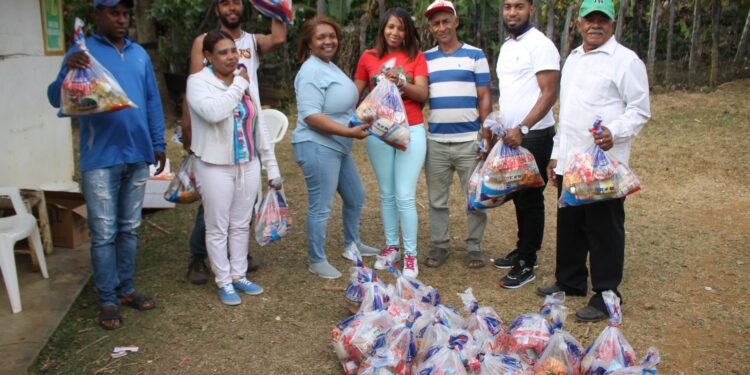 Directora regional de Gestión Social Gubernamental lleva ayuda a la comunidad de Hondo Valle
