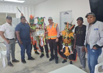 La minera Belfond recibe reconocimiento por parte de un grupo de carnaval en Barahona