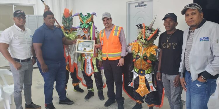 La minera Belfond recibe reconocimiento por parte de un grupo de carnaval en Barahona