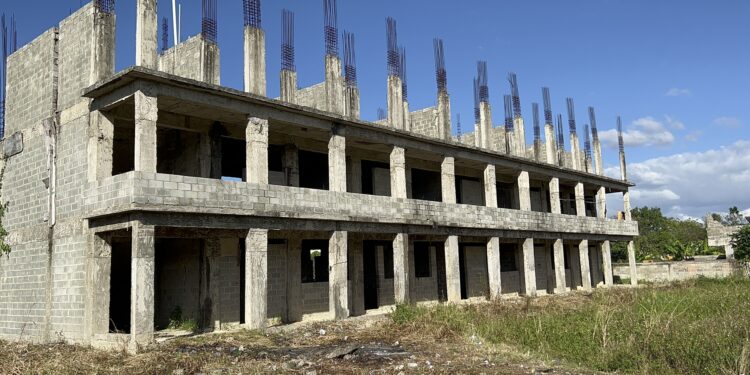 Comunitarios piden terminación de escuela en sector Cancino Adentro